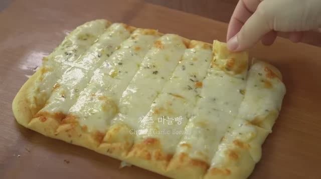 Шедеврально вкусно !Сырно-чесночный хлеб с медовым соусом .Вместо пиццы и пирожков.