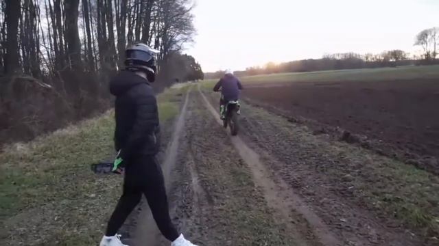 Motocross newbie crashes Kawasaki KX 250-F смотреть онлайн