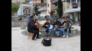 Уличные музыканты зажигают.  Тбилиси, Абанотубани.