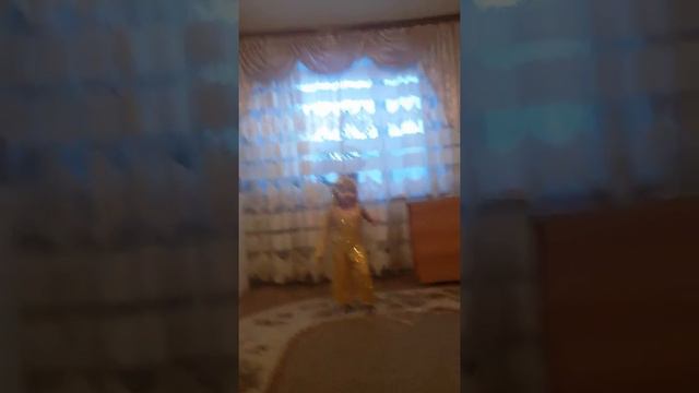 Маленькая арушка танцует под индийскую музыку смотреть онлайн