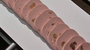 Колбаса, колбаса с грибами ломтиком на многофункциональном аппарате для нарезки Foodlogistik_ROVABO