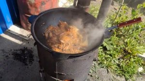 тушеные свиные ребрышки с картошкой в казане