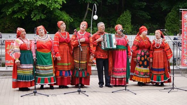 "Ой из-за лесу, лесу" исполняет народный фольклорный ансамбль "Пчелиновские канарейки"