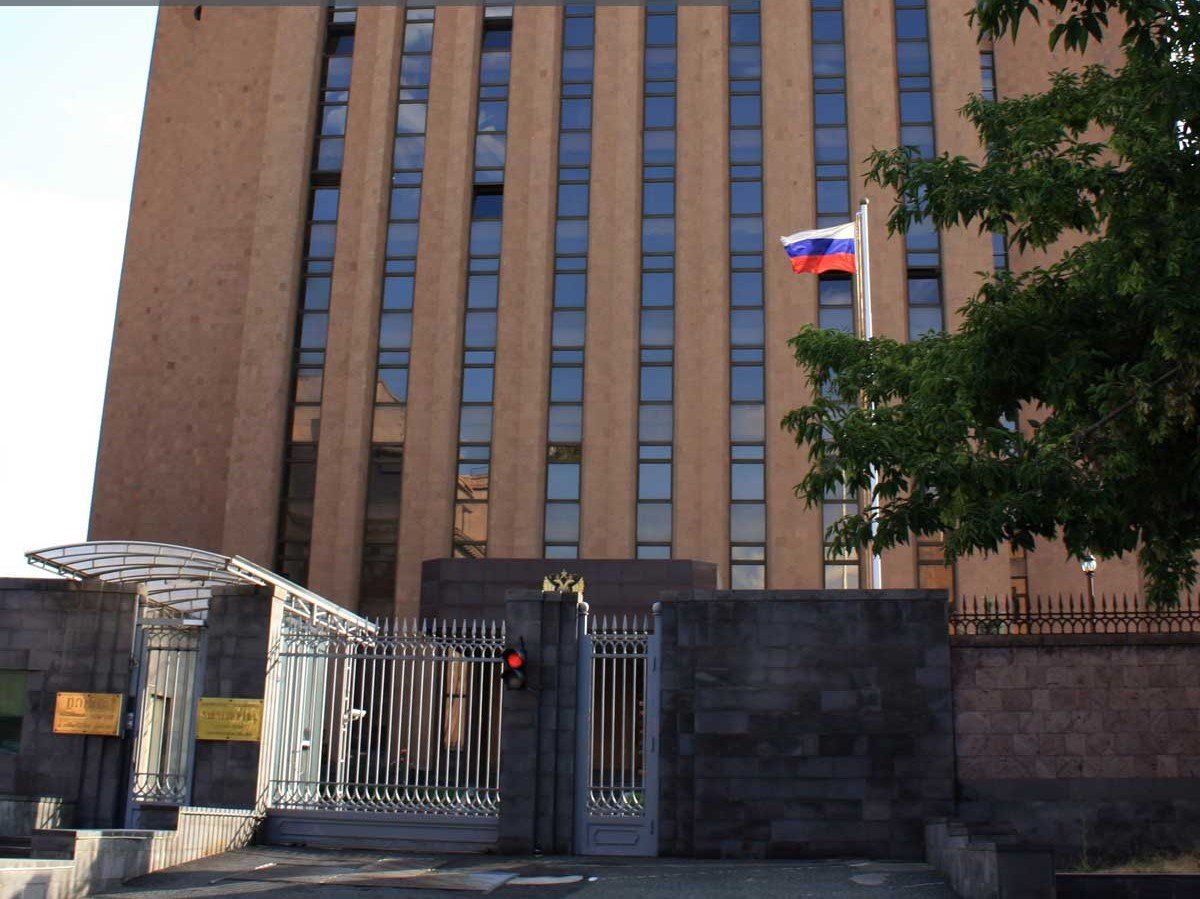 Посмотрите, что происходит у посольства России в Армении