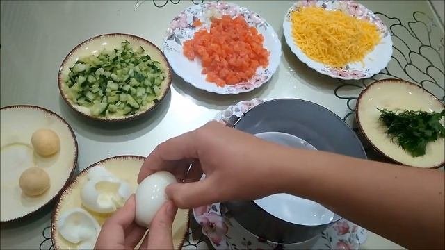 Слоёный салат с малосольной форелью