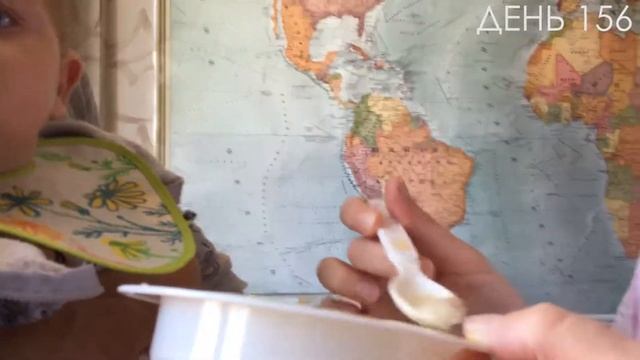 Как 5-ти месячный малыш первый раз ест кашку. смотреть онлайн