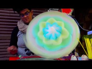 Делаем гигантский цветок из сахарной ваты. Старый квартал в Каире, Египет.