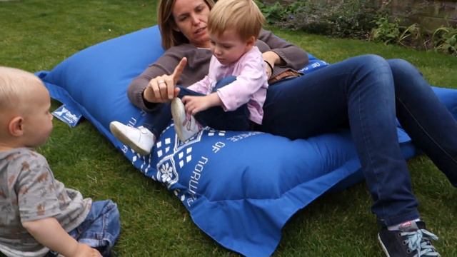 Emma Sara and Eli in Erica and Simon's garden смотреть онлайн