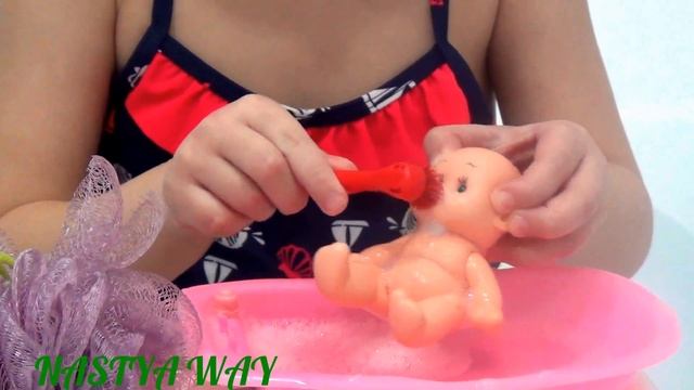 Купаем куклу пупсика в ванночке играем Bath time doll in the bath смотреть онлайн