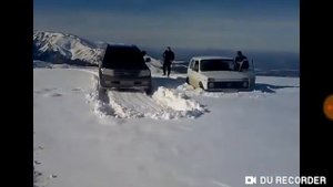Машина застряла в снегу