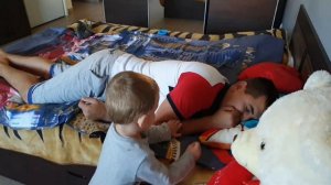 Малыш и сонный Папа играют вместе Видео Для Детей