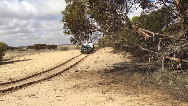 Ford Ranger towing 3.5 t through sand смотреть онлайн