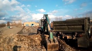 Екскаватор ЮМЗ грузит щебинь 40 -70