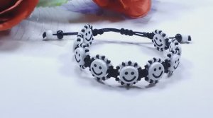 сделать браслет из ниток с милыми личиками своими руками