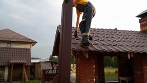 Установка МЕТАЛЛОЧЕРЕПИЦЫ на КРЫШУ БЕСЕДКИ# СТРОИМ БАРБЕКЮ #ДЕРЕВЕНСКИЕ БУДНИ