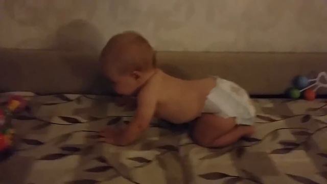 Как научить ребенка ползать? Как ребенок ползает в 5 месяцев.?