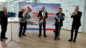 песня "Любите, девушки, простых романтиков" - духовой оркестр