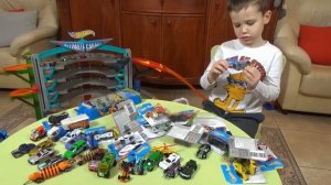 Распаковка машинок и пускаем с трека