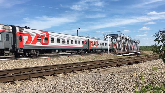 ТЭП70-0276 с пассажирским поездом на станции Ефремов смотреть онлайн