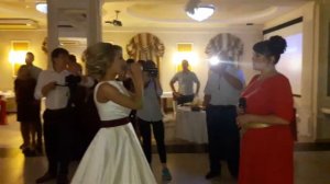 Трогательная, до слёз, и красивая песня мамы и дочки в день её свадьбы