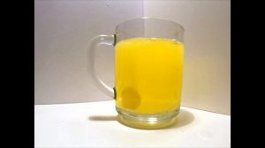 Шипучая таблетка, растворяющаяся в воде. Витамин С. Реакция с водой. Slow Mo.