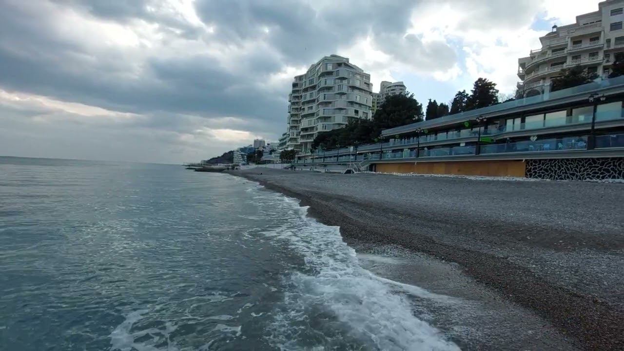 Приморский пляж зимой / Жизнь в Ялте