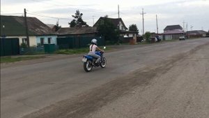 УЧУ ДЕВУШКУ ЕЗДИТЬ НА МОТОЦИКЛЕ!!!  Не удержала мотоцикл !!!