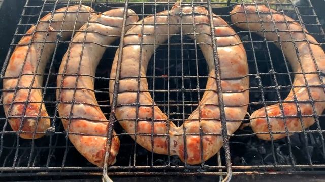 Как приготовить вкусные  и сочные колбаски на мангале.