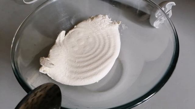 Как приготовить сметанковый крем для торта всего из 2-х ингредиентов. Простой домашний рецепт. смотреть онлайн