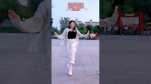 Цинцин красиво танцует на видео для телефона