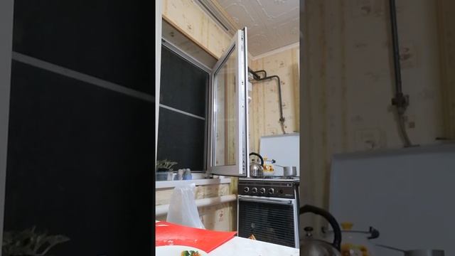 Закатка огурцов на зиму - режем чеснок, готовим зелень и приправы смотреть онлайн