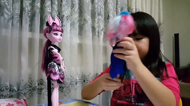 Оригинальная кукла "Дракулаура" смотреть онлайн