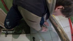 Укладка плитки на электрический теплый пол. Плитка на пол. Каркасный дом своими руками ч26.