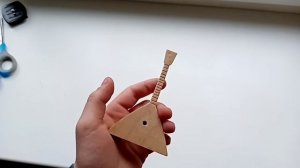 Как сделать мини балалайку ???