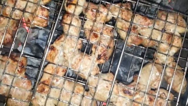 Шашлык из свиной лопатки. Часть 2 - жарка шашлыка. смотреть онлайн