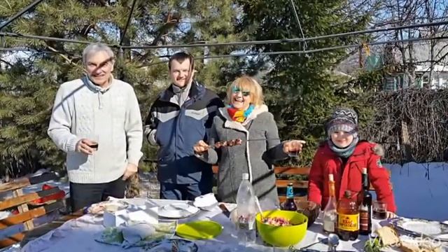 Масленница, прекрасный весенний праздник! Отмечать его нужно на природе, например, как мы, на даче смотреть онлайн