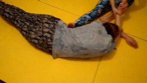 Прямые скрутки и боковые растяжки в тайском массаже. И опять массаж стоп. Сразу обеих.