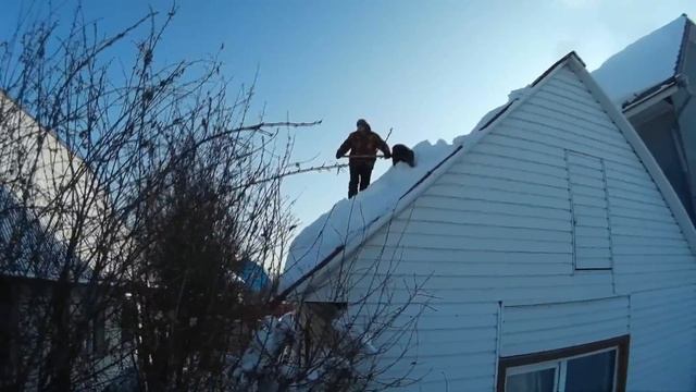 Сбрасываю снег с крыши (ондулин) | реальный опыт