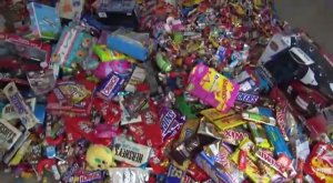 НОВИНКА!!! МНОГО КОНФЕТ И ПОДАРКОВ. Видео для детей.