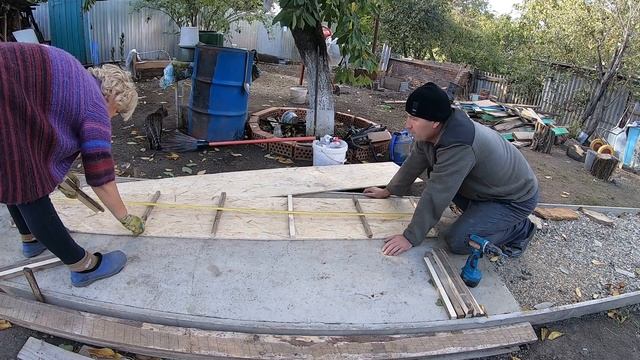 Строим гнезда для кур.Убираемся в огороде. смотреть онлайн