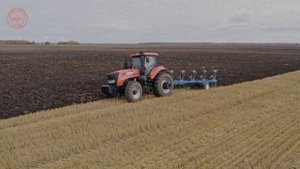 Трактор KAT 2404 в работе по стерне с оборотным плугом JEEGEE