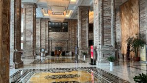 Отели в Китае. Китайская гостиница вся в мраморе и камнях. JinLing Grand Hotel. (Дзянсу).