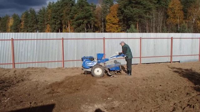 видео №1 после вспашки плугом, перед началом фрезеровки под газон смотреть онлайн