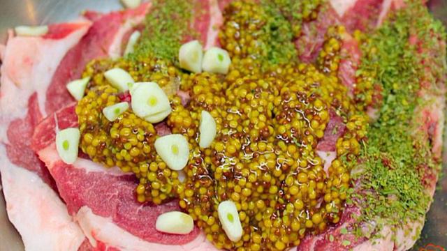 Ошеек запеченый с чесноком и зернистой горчицей