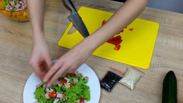 Салат с курицей и ветчиной