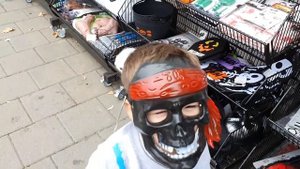 Покупки на хэллоуин, страшные игрушки и маски на хэллоуин