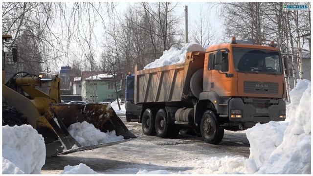 В Сургутском районе коммунальщики в усиленном режиме вывозят снег с дорог и дворов.mp4