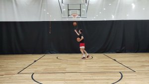 С одной ноги об щит лицом двумя мячами