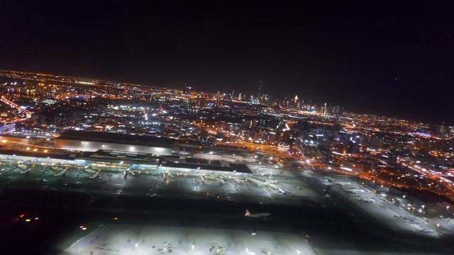 Взлёт из аэропорта Дубай ночью. Dubai takeoff night. Boeing-737
