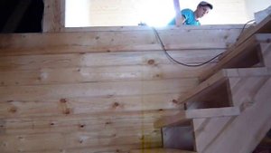 Лестница. Установка перегородок в доме с мансардой.